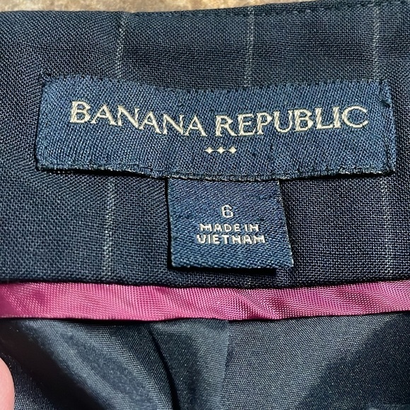 Banana Republic size 6 navy pin stripe mini skirt with pockets - Picture 4 of 5